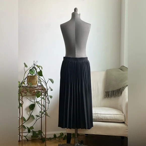 Black Pleated Skirt - Picture 7 of 7